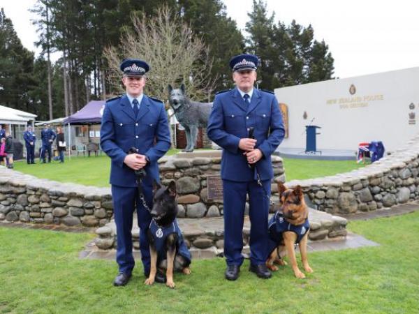 Const Scott Gosnell (Hamilton) and McCaw with Const Dave Balck and Lomu (Rotorua).  