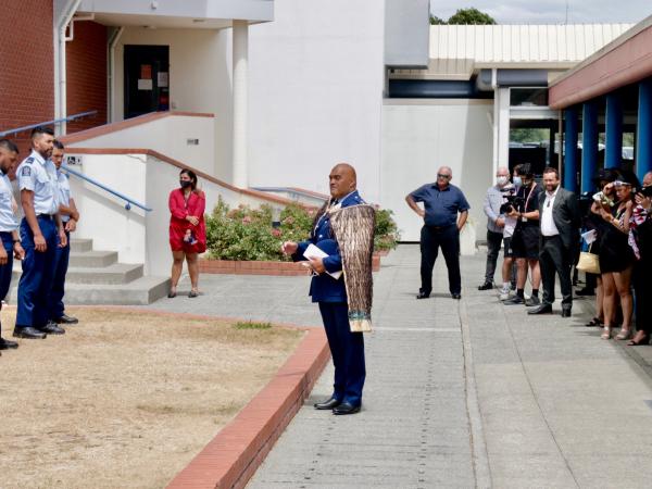 Warwick addressing graduating Wing 350 after their haka for him