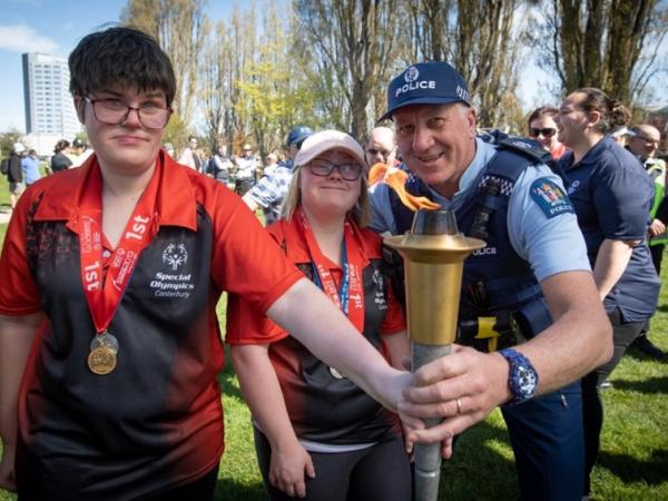 Christchurch Police organiser of the LETR, Senior Sergeant Roy Appley and athletes