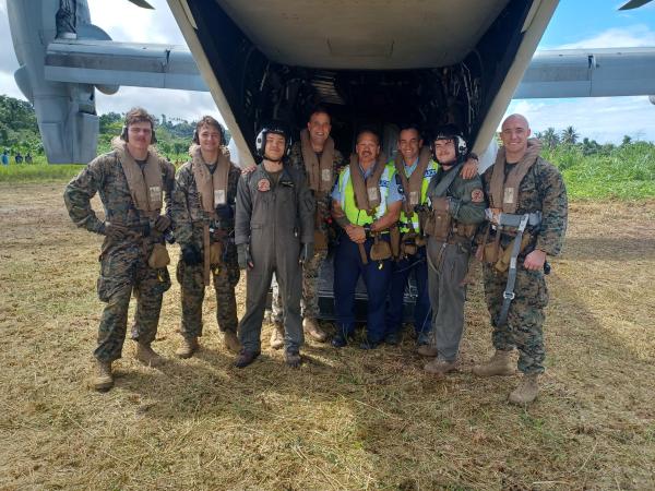 Shawn and Senior Advisor Rhys Connell with US Marine Corps Colonel Matthew Danner (to left of Shawn) and the Osprey crew.